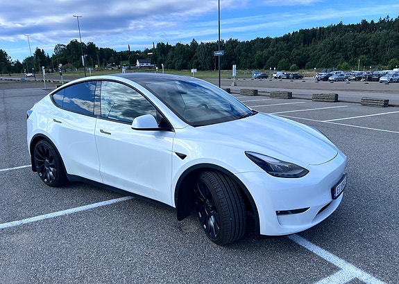 Tesla Model Y 4 of 6