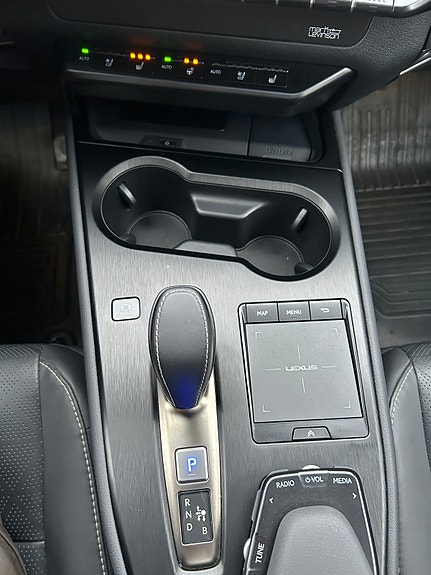 Lexus UX300e 27 of 30