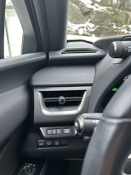 Lexus UX300e 23 of 30