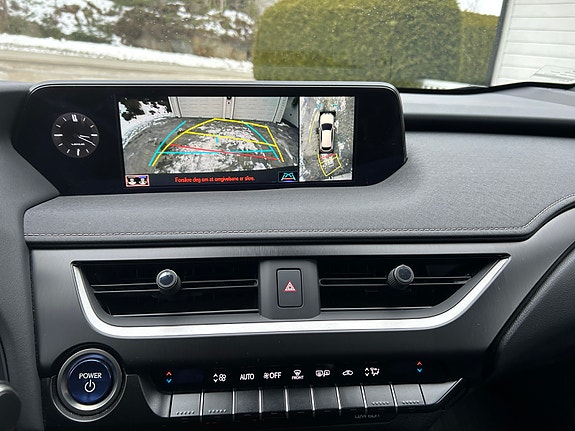 Lexus UX300e 25 of 30