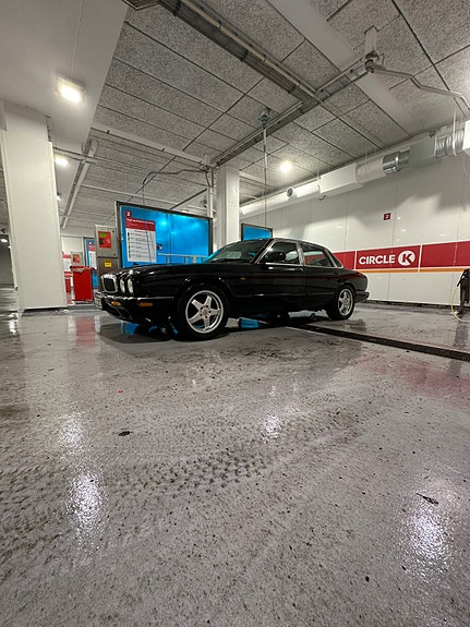 Jaguar XJ 15 of 24