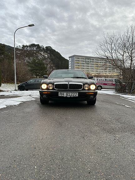 Jaguar XJ 2 of 24