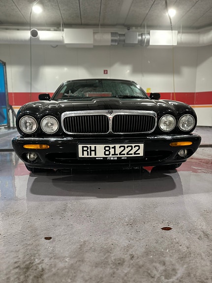 Jaguar XJ 14 of 24