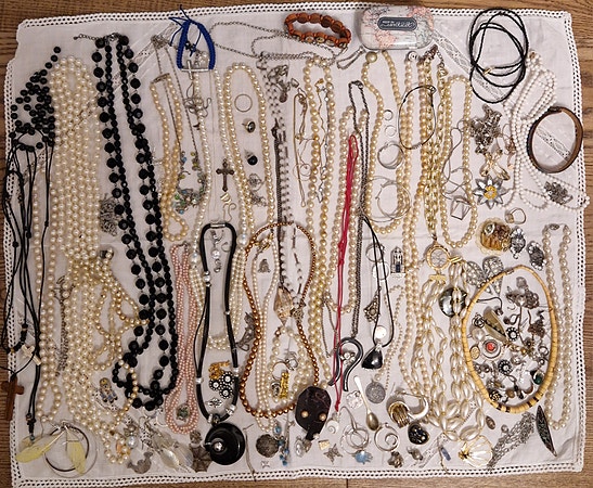 STOR LOT MED DIVERSE VINTAGE SMYKKER (ikke sølv/ gull)