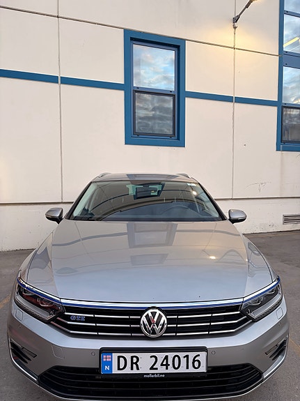 Volkswagen Passat 2 of 28
