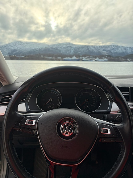Volkswagen Passat 6 of 28