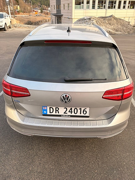 Volkswagen Passat 5 of 28