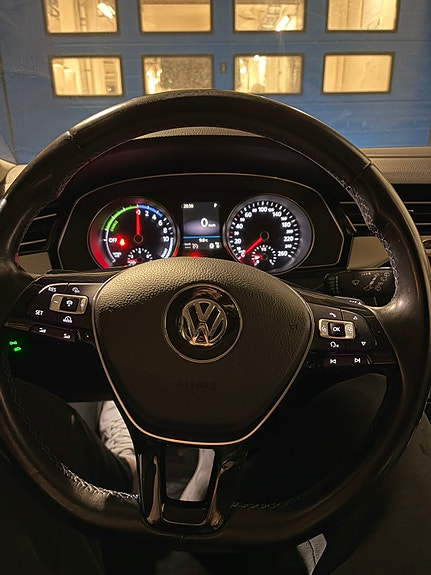 Volkswagen Passat 25 of 28