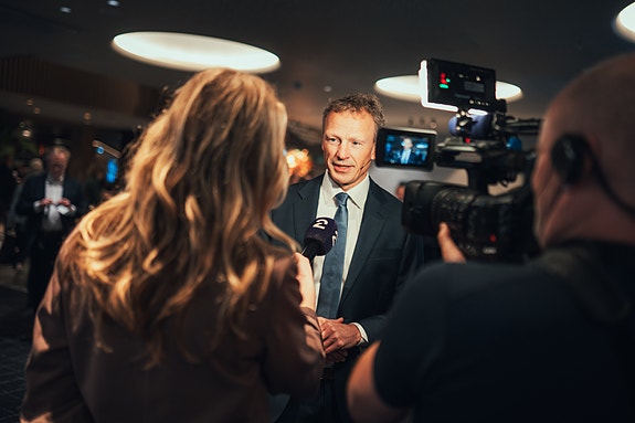 Mediehåndtering er en sentral del av stillingen. Her intervjues ZERO-leder Stig Schjølset på direkten under Zerokonferansen. (Foto: Kevin Dahlman/ZERO)
