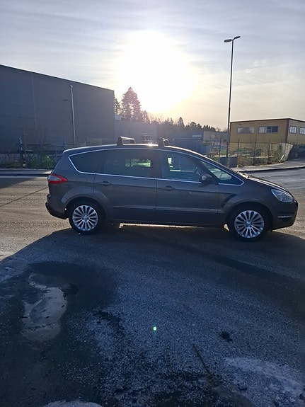 Ford S-MAX 8 of 24