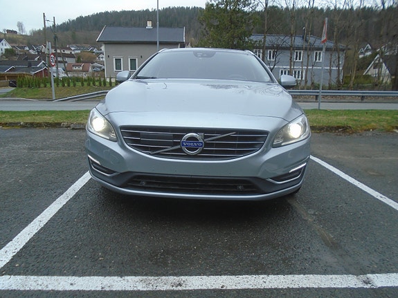 Volvo V60 2 of 5