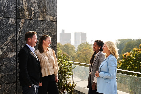 Her får du en fleksibel arbeidshverdag, med sentral beliggenhet like ved Slottsparken. Vi har nyoppussede lokaler, fantastisk kantine, velutstyrt treningsrom og hyggelige folk.  