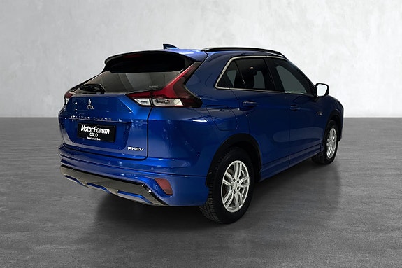 Bakparti med moderne LED-lys og kromdetaljer for ekstra stil.