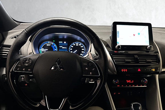 Fargesterk digital skjerm kombinert med berøringsbasert infotainment.