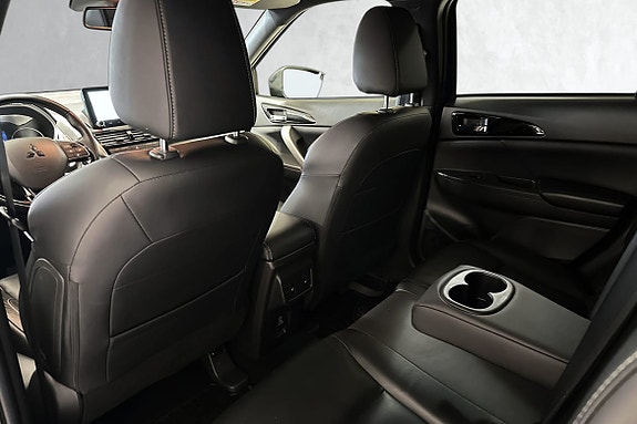 Moderne midtkonsoll med praktiske koppholdere og skinnseter.