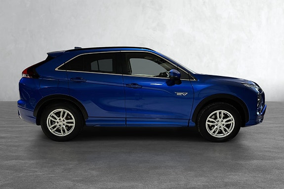 Sømløs sideprofil med elegante felger og blå lakk.