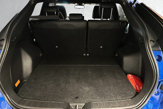 Romslig bagasjerom med solid teppegulv for praktisk bruk.