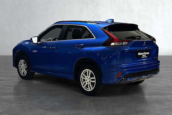 Alloy wheels kompletterer bilens robuste og raffinert design.