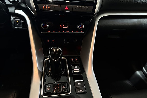 Oversiktlig midtkonsoll med girspak og intuitive klimakontroller.