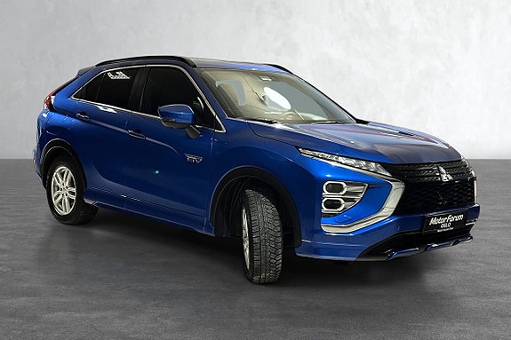 Dynamisk frontprofil med avansert belysning og sportslig preg.