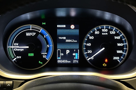 Detaljert dashbord med ladestatus og kjøremodusindikatorer.