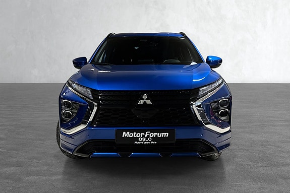 Stilig front med distinkt grill og moderne LED-lys.