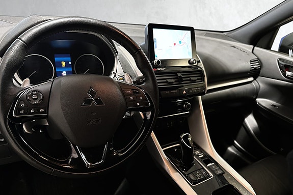 Digital instrumentering med oversiktlig førerinfo og komfortfunksjoner.