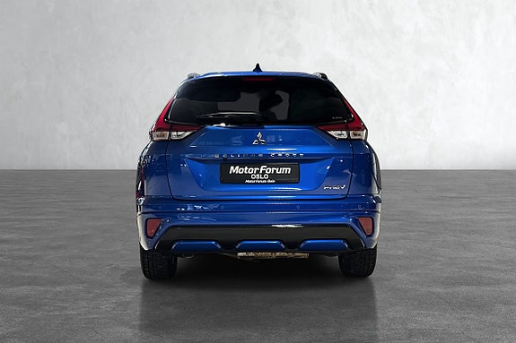 Mørke baklykter med skarpe linjer og tydelig merke.