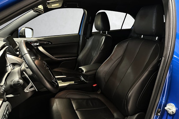 Komfortable skinnseter og ergonomisk ratt for lange turer.