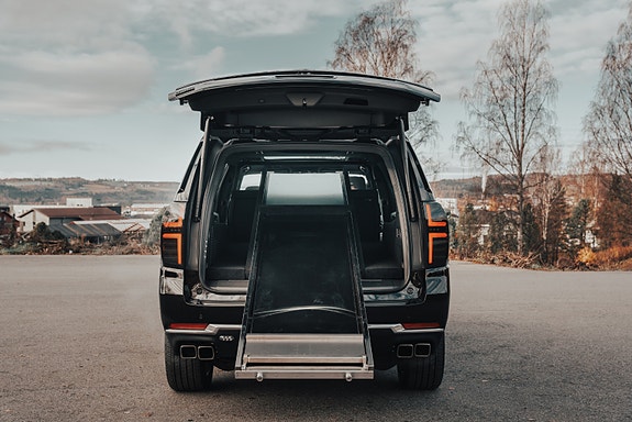Chevrolet Suburban 8 of 16