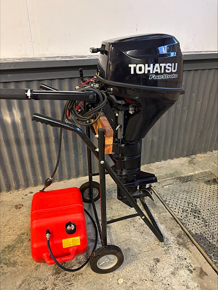 Tohatsu 9,8.  4 takts motor med elektrisk start.