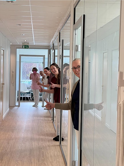 Nyinnflyttet Jan 2025. Romslige behandlingsrom på høyre side, Steril og lab på venstre side.