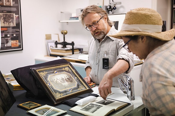 Preus museum har et lite, men faglig sterkt fagmiljø innen fotografi, kuratering, formidling, arkiv og bibliotek, og konservering.