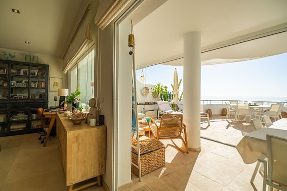 Toppleilighet i første strandlinje med panoramautsikt og 100 m² terrasser