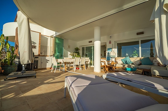 Toppleilighet i første strandlinje med panoramautsikt og 100 m² terrasser