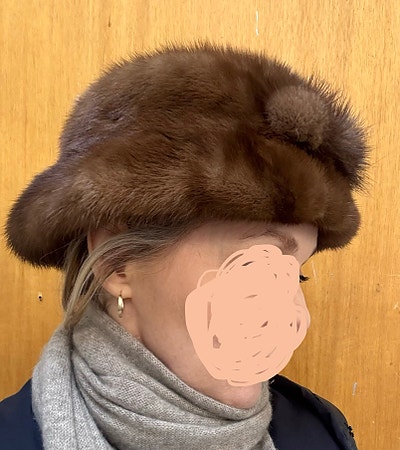 Cloche-hatt (klokkehatt) i mink fra Inga M Nilsen, vintage, pent brukt