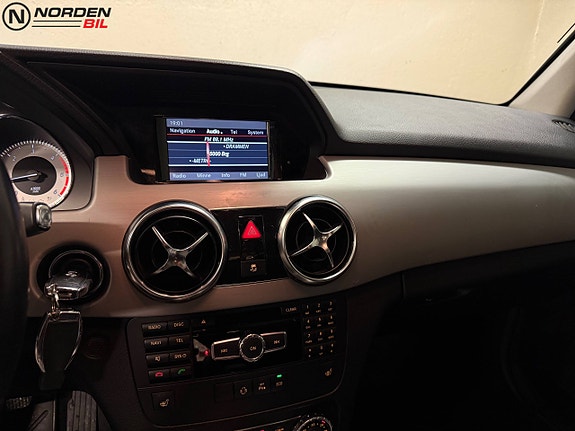 Mercedes-Benz GLK220 16 of 24