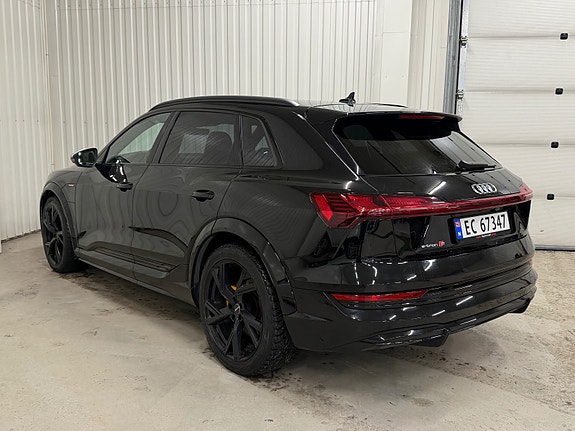Audi e-tron S 4 of 5