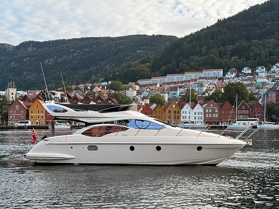 Azimut 43 Fly Baug og hekktrøster, generator, nyere navigasjon, skipsreg, finans 2 of 5