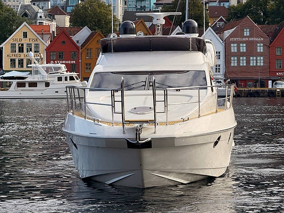 Azimut 43 Fly Baug og hekktrøster, generator, nyere navigasjon, skipsreg, finans 4 of 5