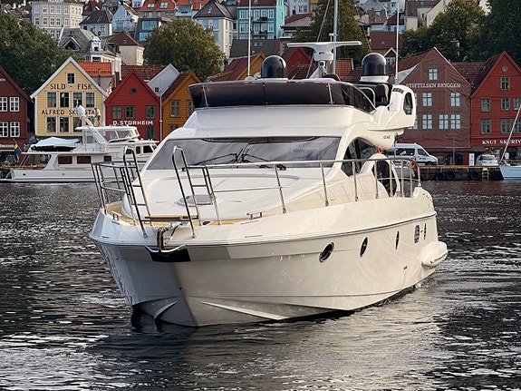 Azimut 43 Fly Baug og hekktrøster, generator, nyere navigasjon, skipsreg, finans 5 of 5
