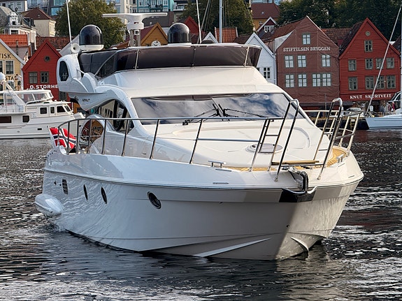 Azimut 43 Fly Baug og hekktrøster, generator, nyere navigasjon, skipsreg, finans 3 of 5