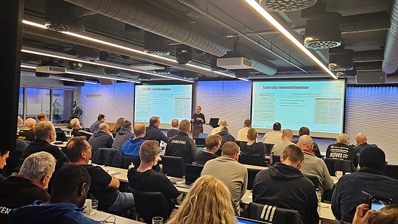 Christian Lillegrend informerer ledersamlingen om Broen-prosjektet.