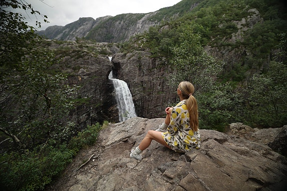 Attraksjonen Månafossen ligger like ved.