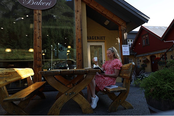 Utenfor Byrkjedalstunet bakeri.