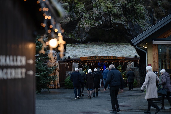 Gjester på vei inn i Gloppehallen.
