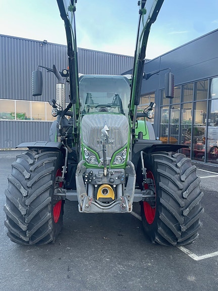 Fendt 724 2 of 7