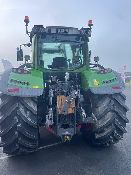 Fendt 724 4 of 7