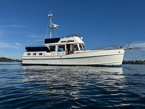 Grand Banks 42 Motoryacht – 3 lugarer, 2 bad og 2 x Caterpillar 350 hk 3 of 30