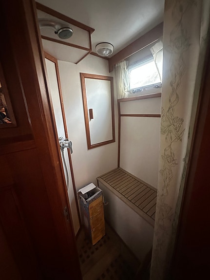 Grand Banks 42 Motoryacht – 3 lugarer, 2 bad og 2 x Caterpillar 350 hk 30 of 30